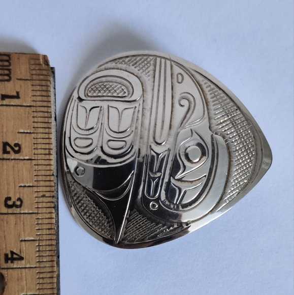 Northwest coast Indigenous Artisan Pin/Pendant Signed Sterling Silver - Picture 12 of 13